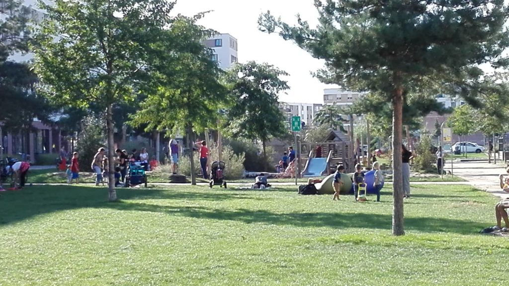 Spielplatz Zollhofgarten, Bahnstadt. Ein begrünter Spielplatz wirkt einladend und ermöglicht den Kindern ganz nebenbei erste Naturerfahrungen. 